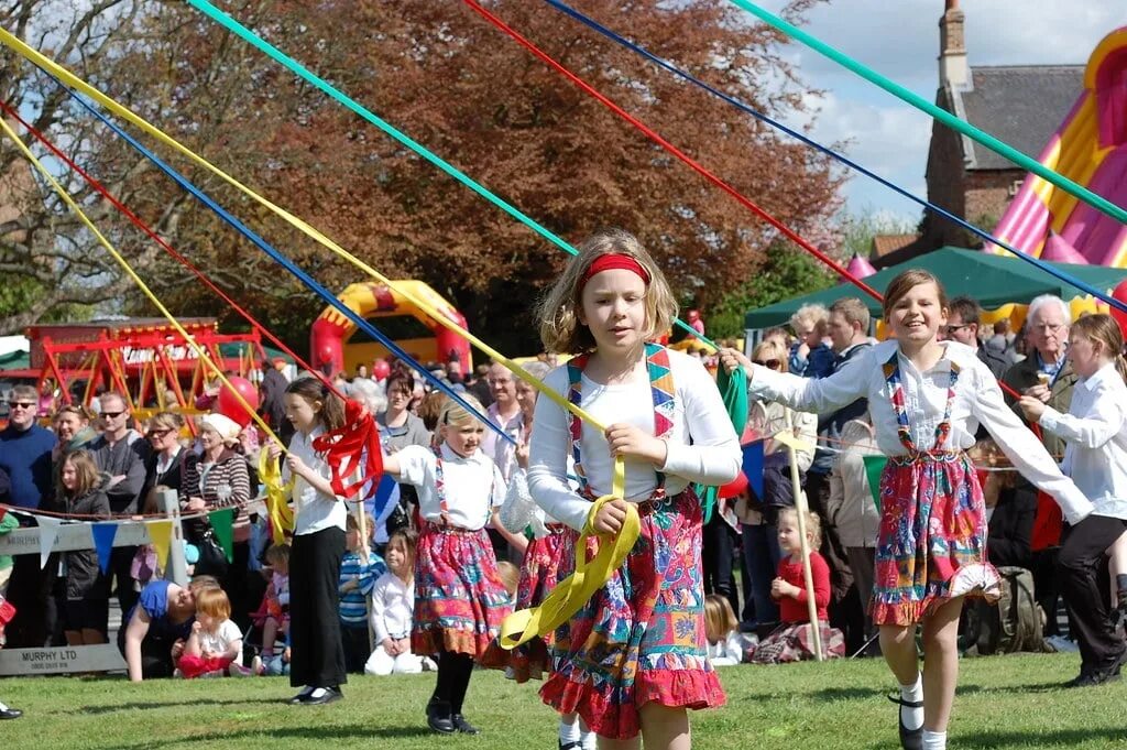 1 6 мая праздник. Майский праздник в Великобритании May Day. May Day праздник в Англии 1 мая. Мэй Дэй праздник в Великобритании. Майский фестиваль в Британии.