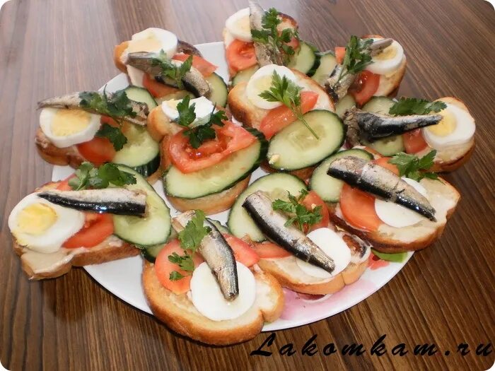 помидоры со шпротами и яйцом