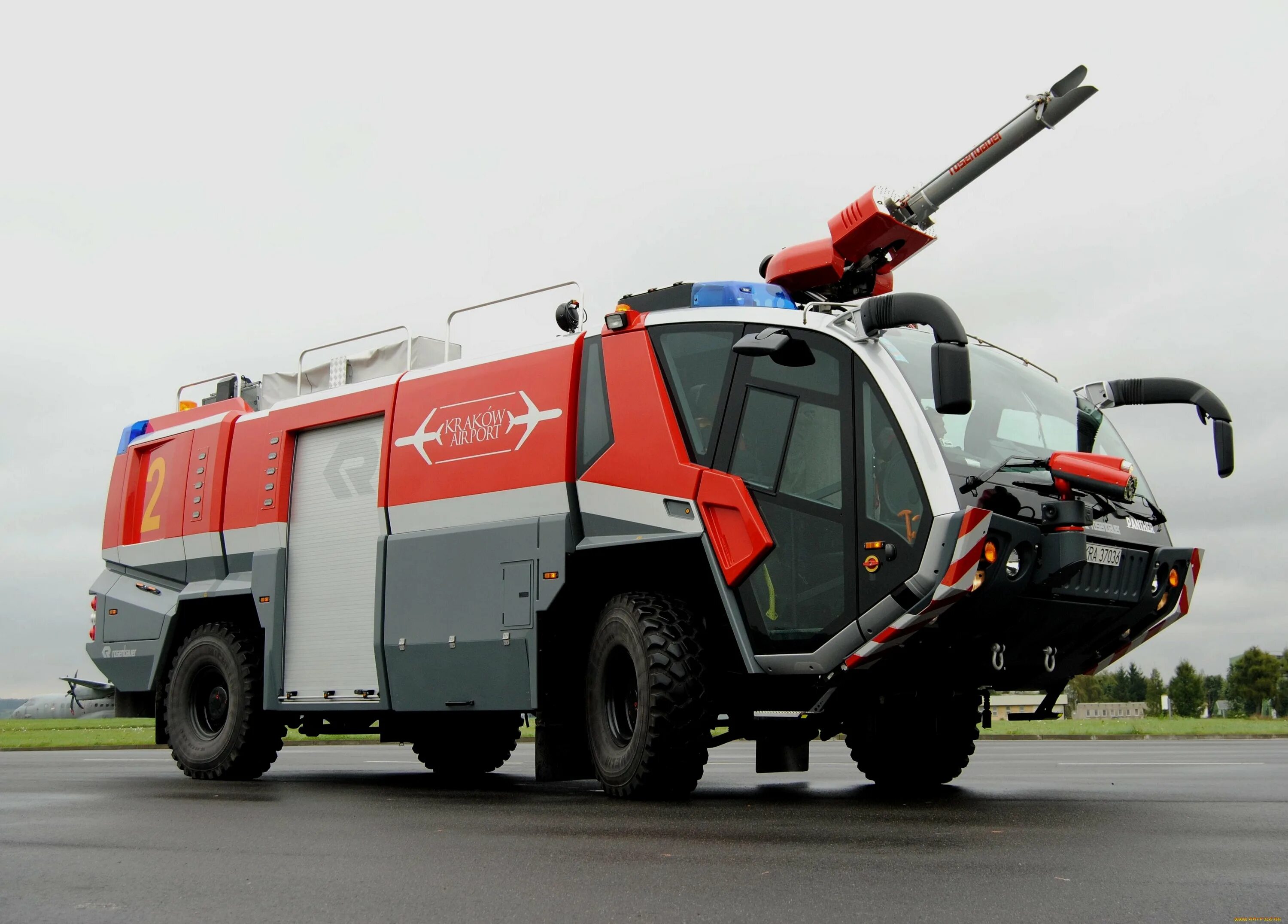 Аэродромный пожарный автомобиль Rosenbauer. Пожарная машина Rosenbauer Panther. Розенбауэр пантера. КАМАЗ Rosenbauer 4x4.