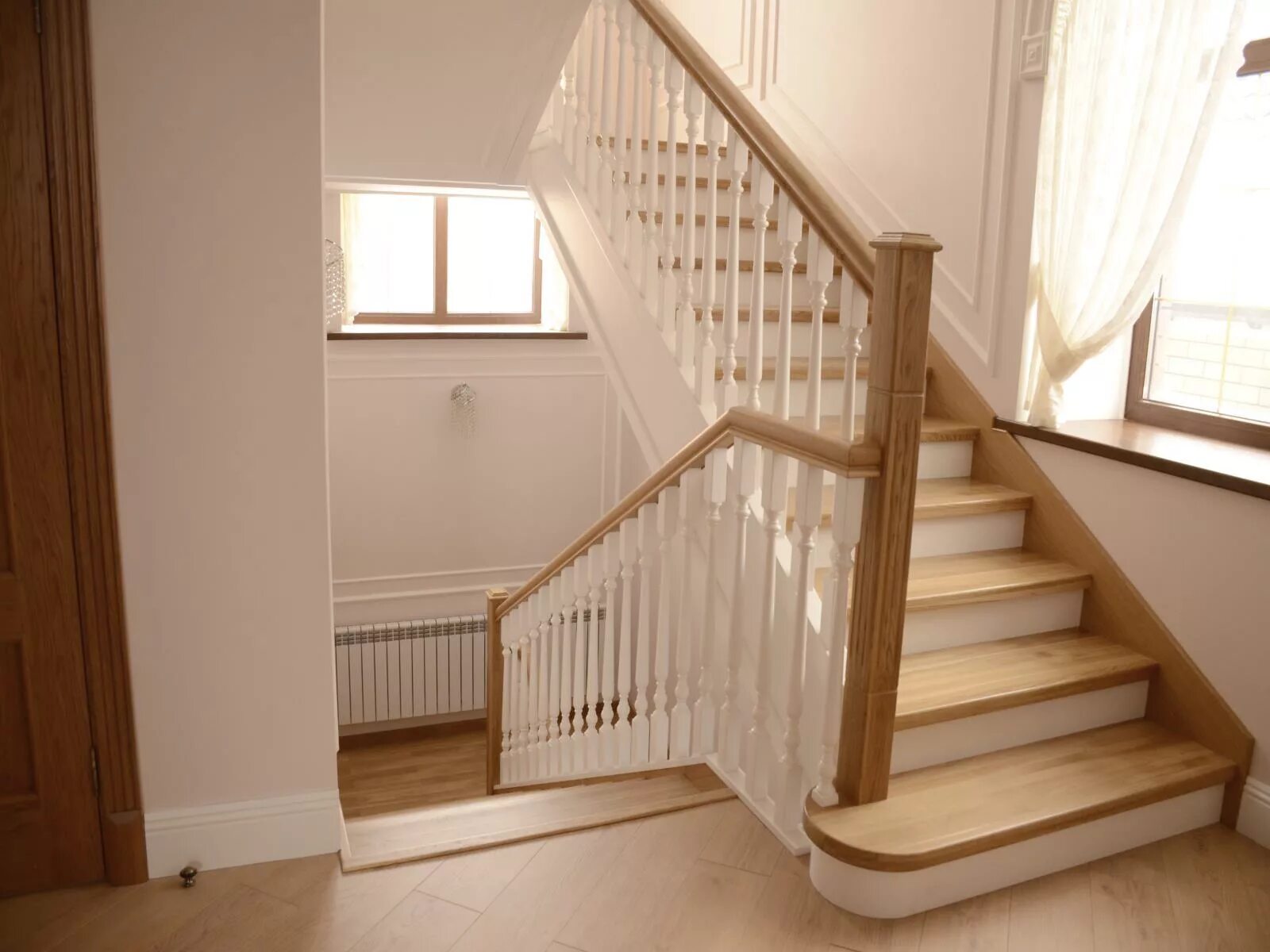 Лестница из ясеня с белыми подступенками. Деревянная лестница. Красивые деревянные лестницы. Лестница деревянная двухцветная. Светлые ступеньки