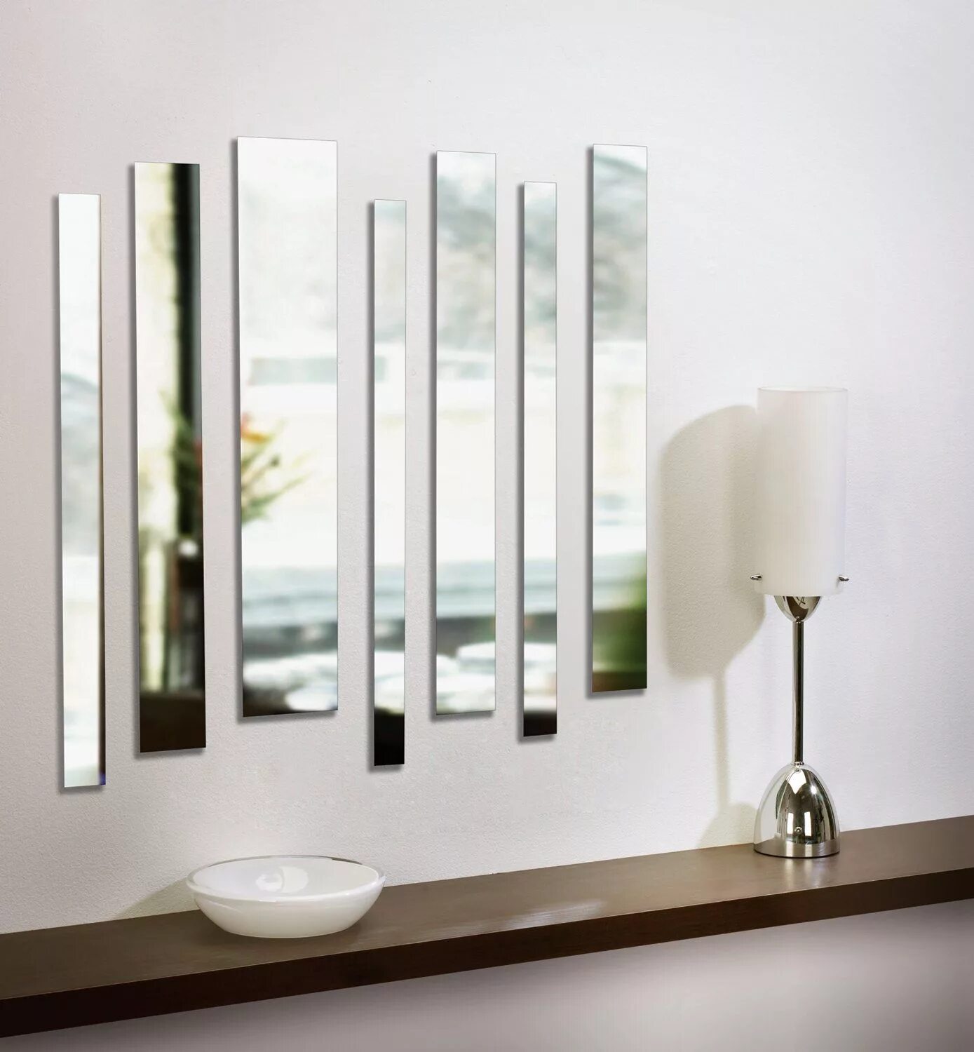 Зеркальные полоски в интерьере. Зеркальные полоски на стену. Зеркальные вставки в интерьере. Зеркальные полосы в интерьере гостиной. Зеркальное панно на стену.