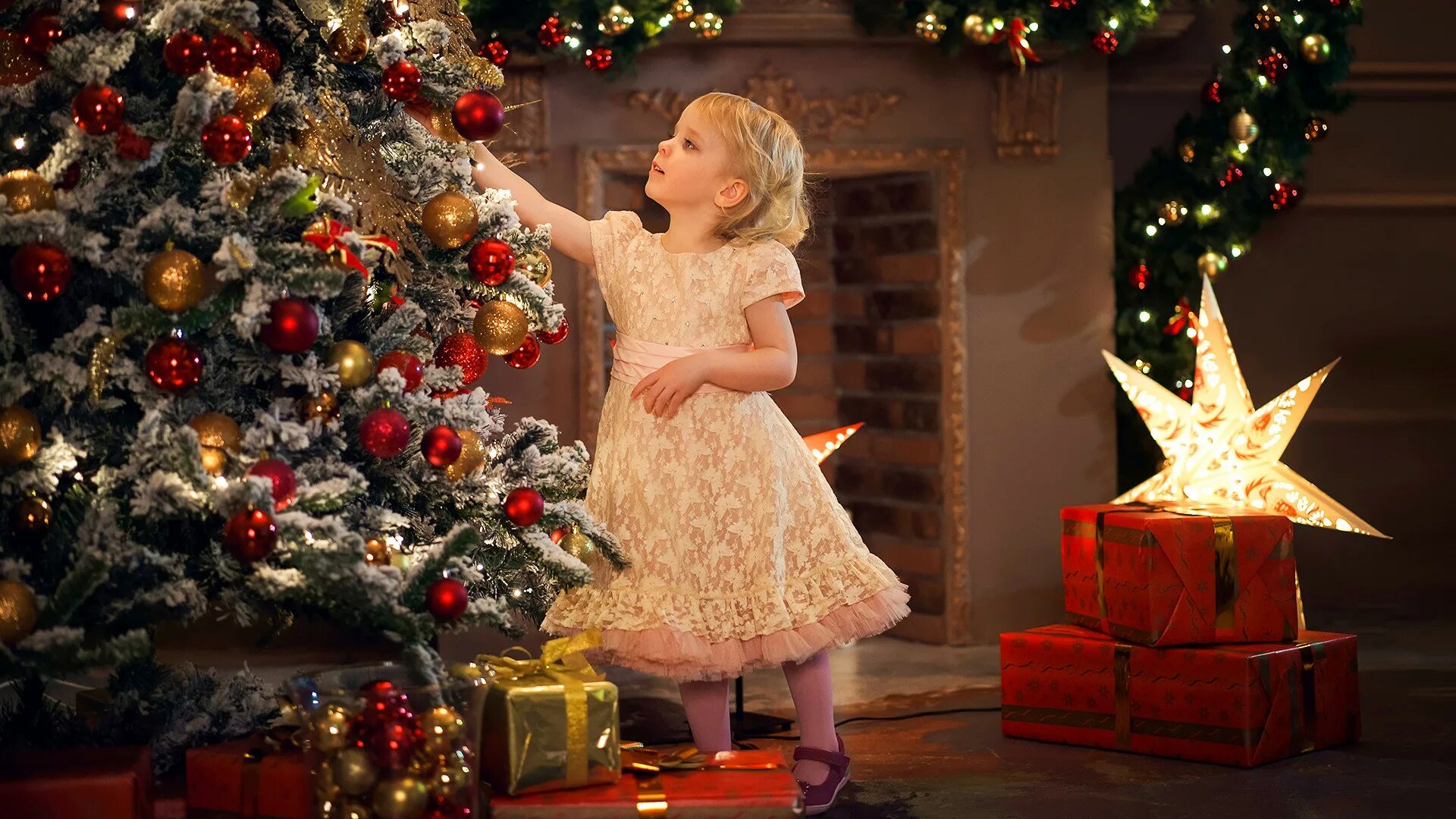 Дети наряжают елку. Новогодняя елка для детей. Дети наряжают новогоднюю елку. Детям о Рождестве. Детский новогодний елка