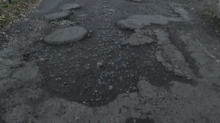 Жители города жалуются. Дороги в России в городе. Фото разрушенный Питер грязный. Жители улицы Базарная жалуются на разрушенную дорогу.