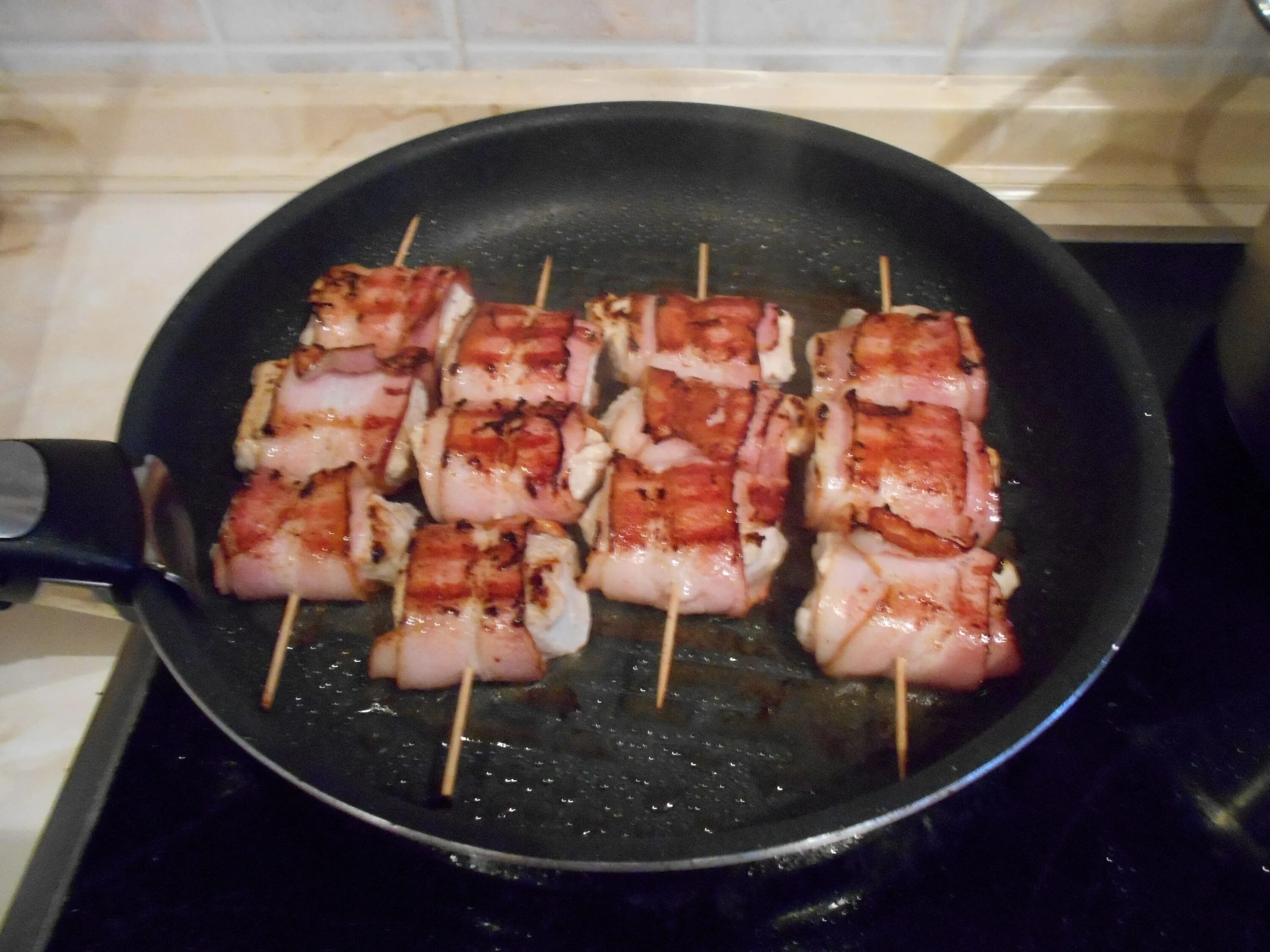 Шашлык из курицы. Рулетики из семги в духовке. Курица в беконе на шпажках. Шашлык с беконом на мангале. Шашлычки с беконом на шпажках.