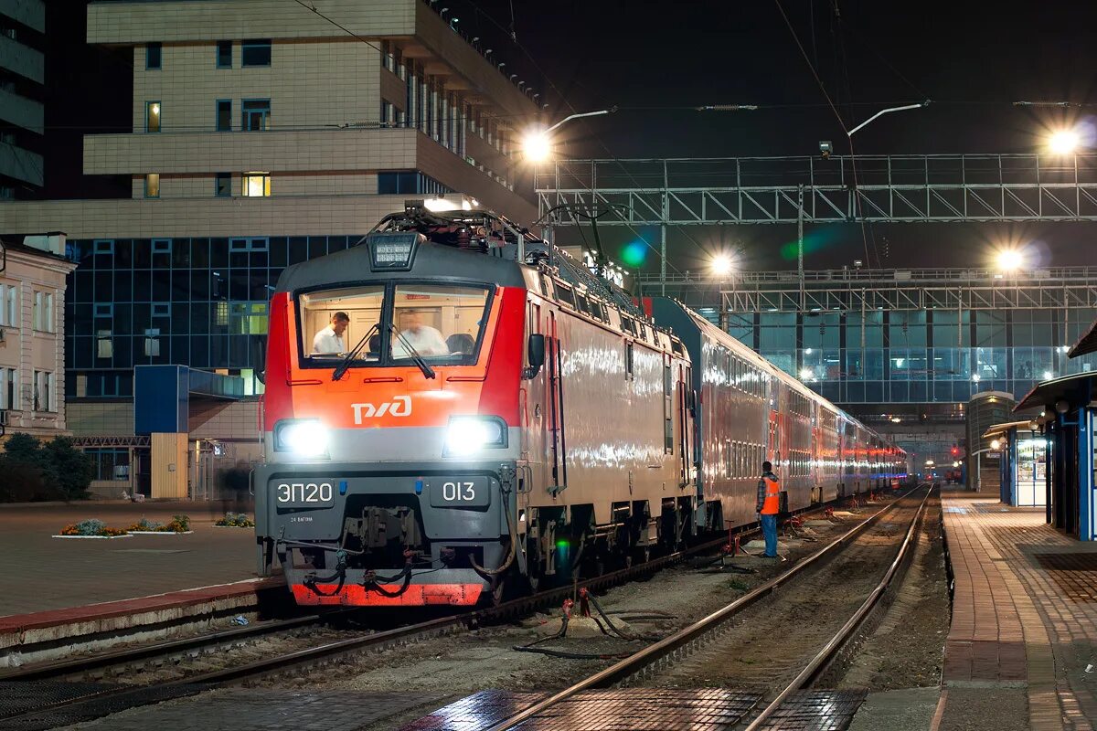 Электровозы москвы. Пассажирский электровоз эп20. Локомотив эп20. Поезда РЖД эп20. Эп20 двухэтажный.