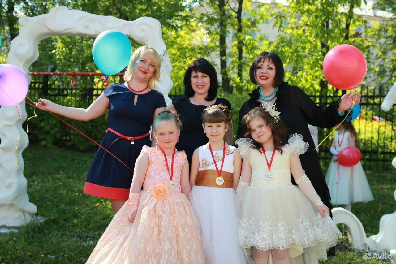 Тематика выпускного. Родители на выпускном в 11 классе. Мамы на выпускном в школе 11 класс. Фото мам на выпускном в школе. Фото мам на выпускном в школе.