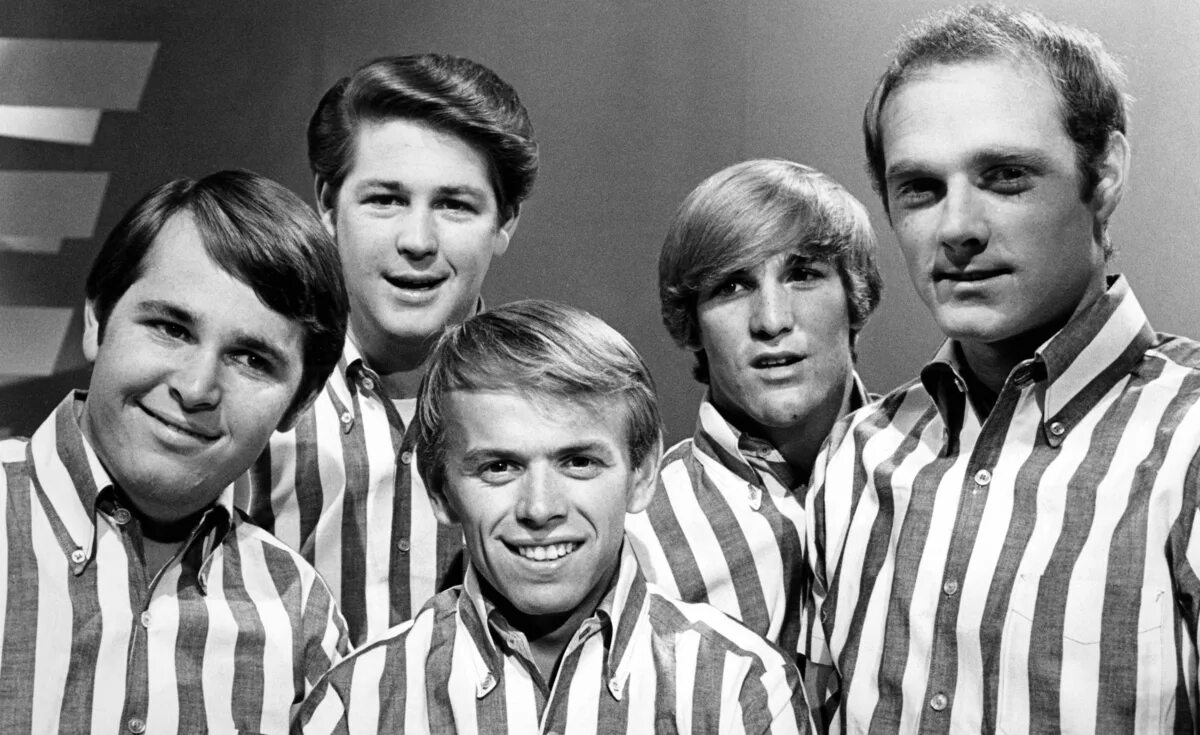 Группа б 60. Группа the Beach boys. Beatles and Beach boys. Деннис Уилсон Бич Бойз. The Beach boys 1965.