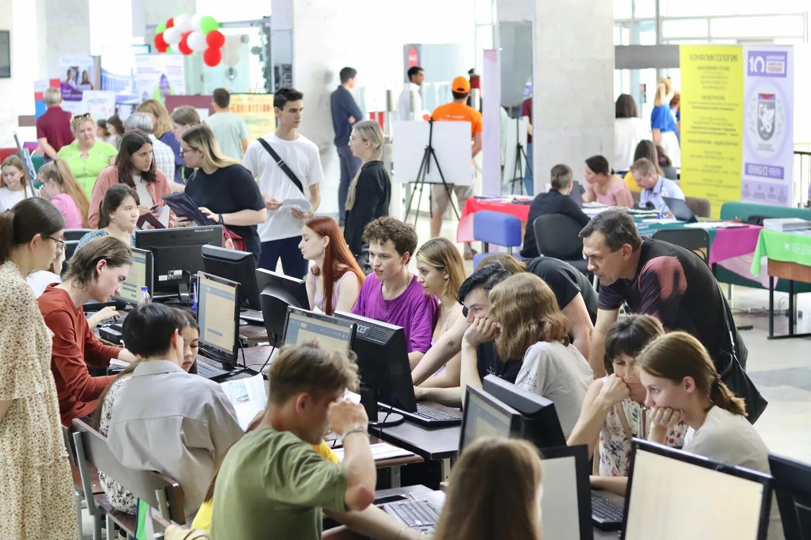 Подали в абитуриенты. Институт международных отношений кфу казань. Абитуриенты фото. Абитуриент 2022. Подготовка абитуриентов для рисования.