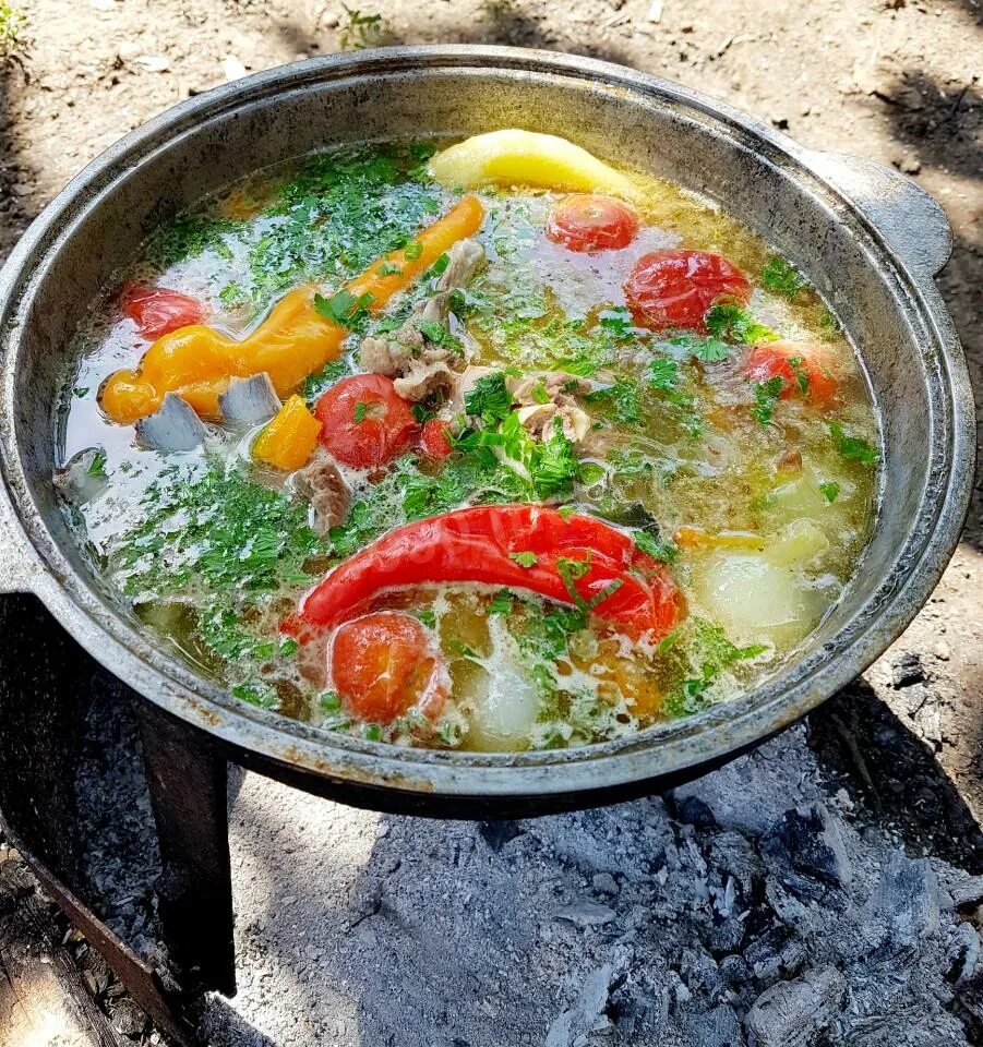 Шурпа в казане пошагово. Шулюм. Шулюм на костре в казане. Шулюм булюм. Шулюм охотничий.