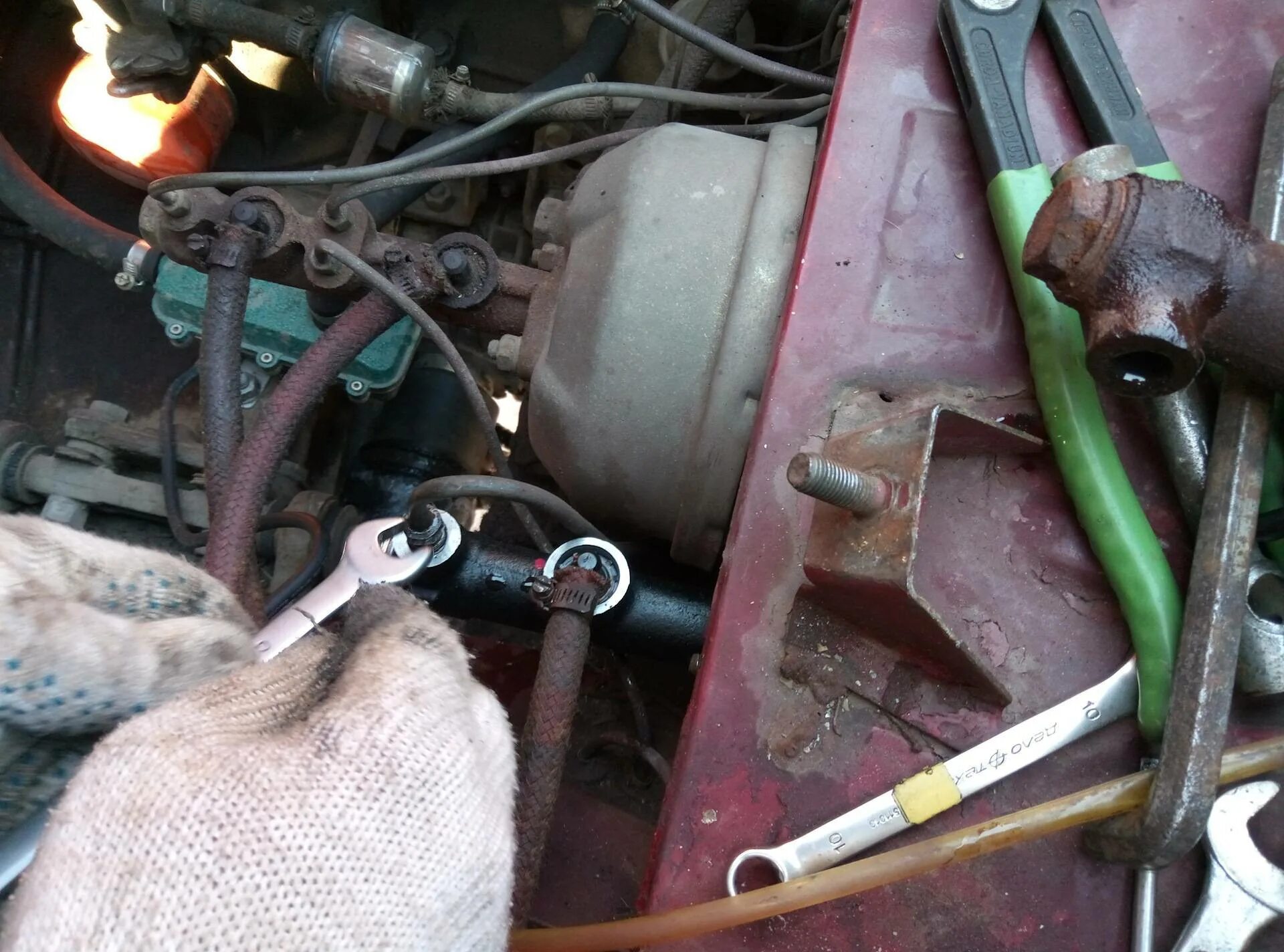 Прокачка сцепления на газель бизнес 4216. Не прокачивается сцепление. Штуцер прокачки сцепления ваз 2106. Привод сцепления 2107. Штуцер сцепления ваз 2106.