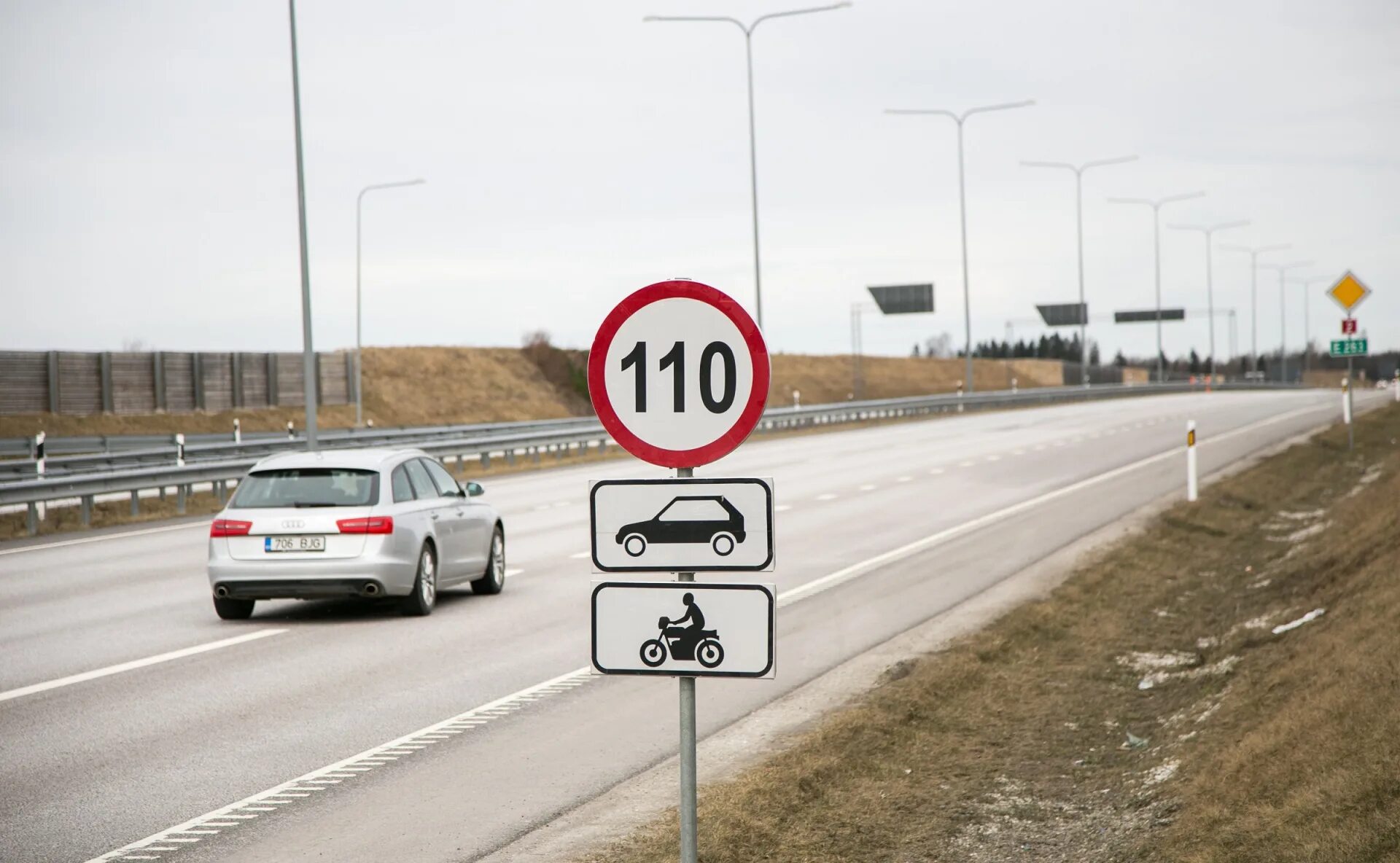 Знаки превышения скорости на дорогах. Ограничение скорости автомобиля. Ограничение скорости в населенном пункте. Скоростной режим на дорогах.
