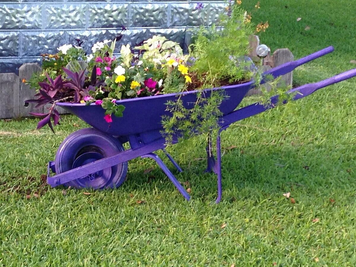 Дачная тачка. Тачка Садовая / Garden wheelbarrow. Телега декоративная для сада. Телега для декора сада. Тележка декоративная для сада.