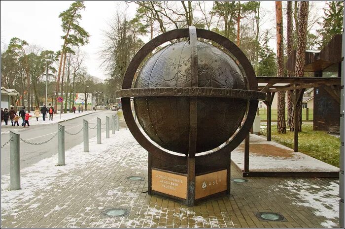 Юрмала Глобус. Монумент «Глобус» Пенза. Памятник Глобус. Памятник земной шар. Пензенский глобус