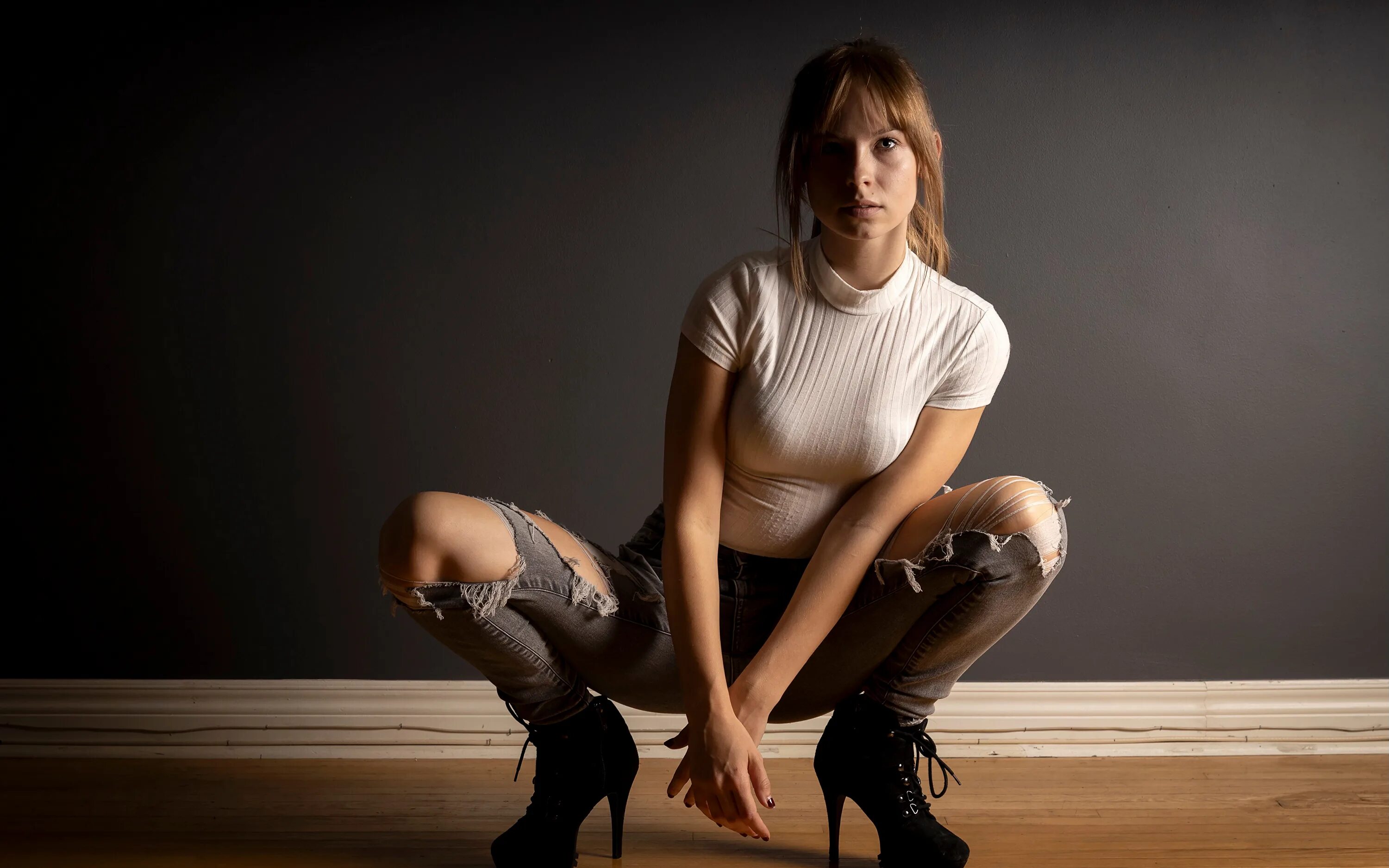 женщины на корточках. модель drisana sharma. девочка сидит на корточках. женщина сидит на корточках. девушка сидит на кортонах.