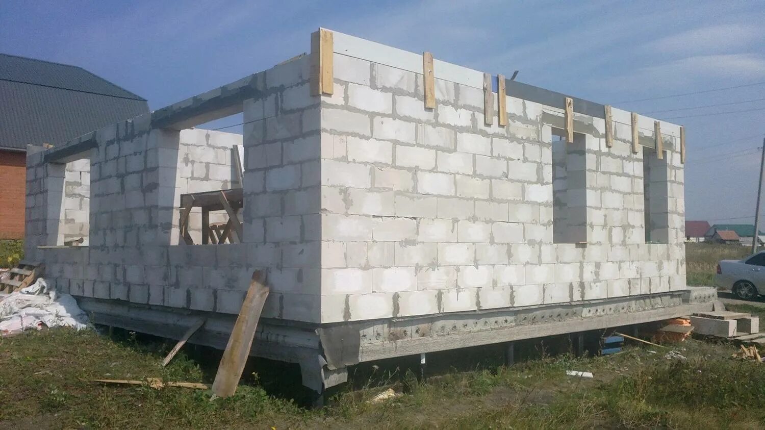 Ома из пеноблока на сваях. Дом из блоков на забивных сваях. Дом из пеноблоков на винтовых сваях. Газобетон на сваях. Дом из газосиликатных блоков на винтовых сваях.