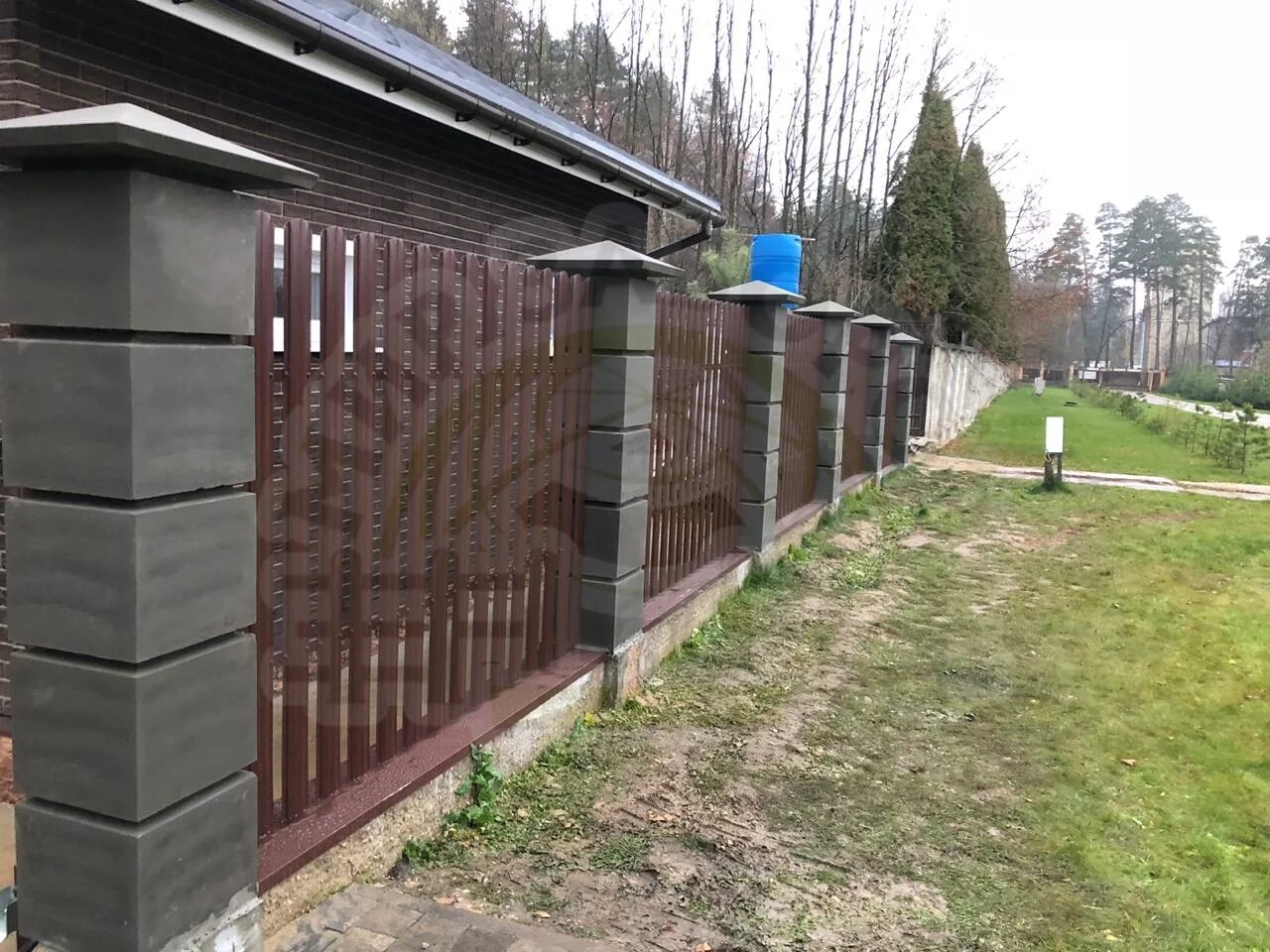 Столбики декоративные для ограждения. Наборный блок для столба 300х300. Забор профлист калитка евроштакет. Забор с колоннами из бетона. Забор из наборных блоков.