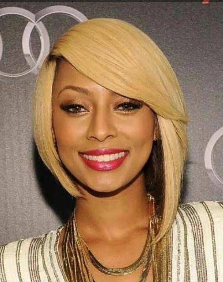 Каре на одну сторону с челкой. Кери хилсон стрижка. Каре на одну сторону с челкой. Боб каре асимметрия с челкой. Каре на одну сторону с челкой.