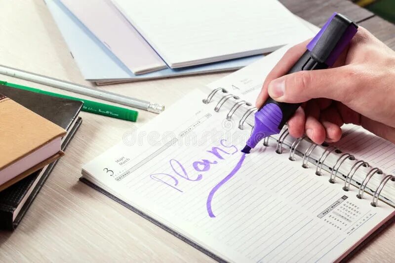 Тетрадка с ручкой лежит. Блокнот с ручкой и карандашом. Лист блокнота с ручкой. Тетрадь ручка и карандаш стоят. Ручка с тетрадкой.