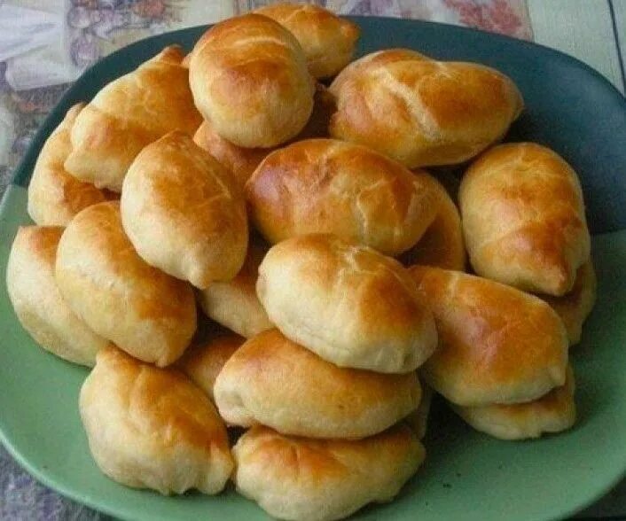 тесто на молоке для пирожков без дрожжей. приготовление опарного теста. тесто на пирожки на кефире. тесто для пирожков. тесто на пирожки дрожжевое на воде.