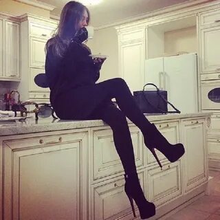 Брюнетка на каблуках
