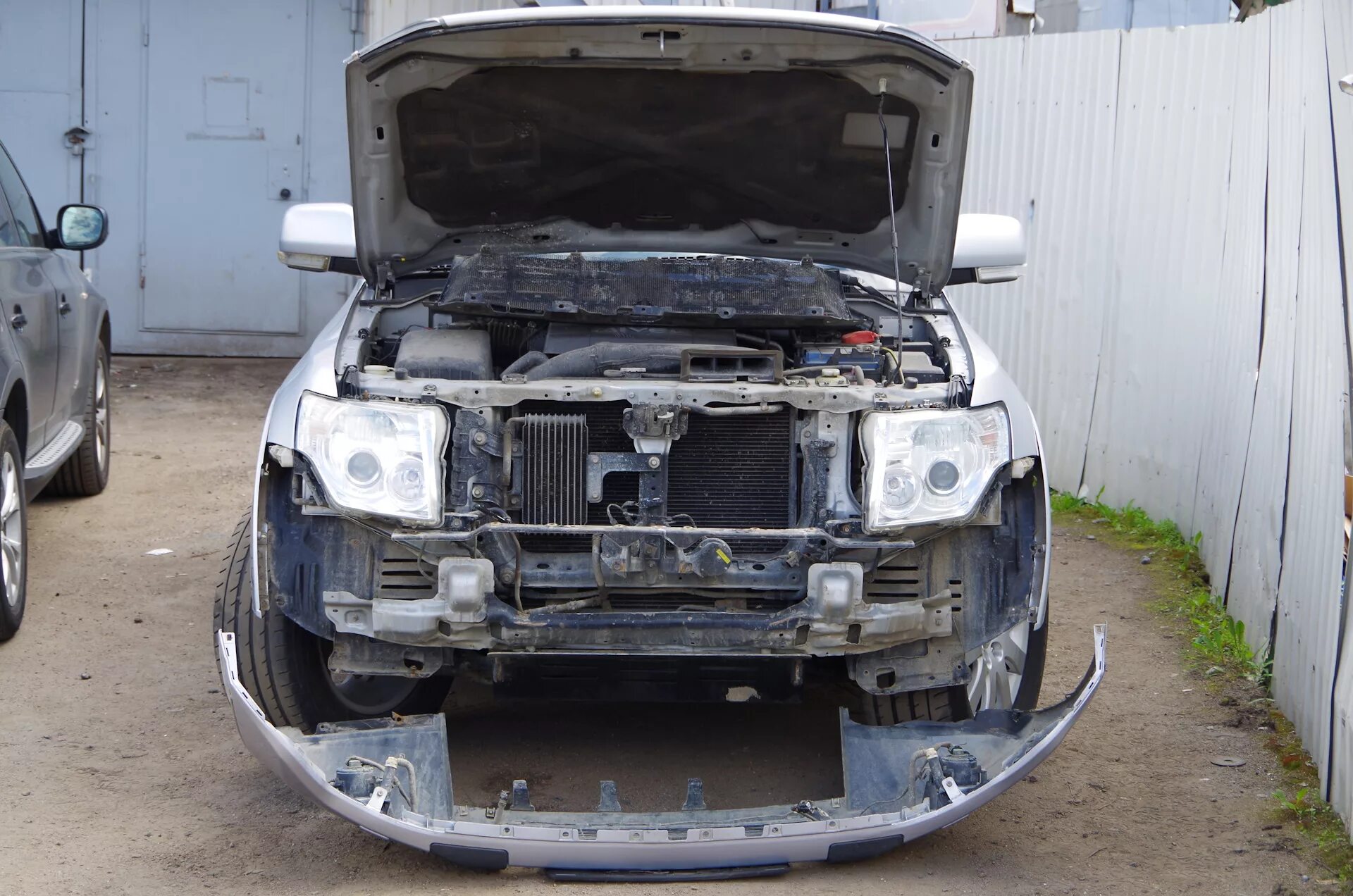 Разборка бампер. Mitsubishi pajero 4 без переднего бампера. митсубиси паджеро 4 без переднего бампера. бампер паджеро 4. усилитель переднего бампера паджеро спорт 2.