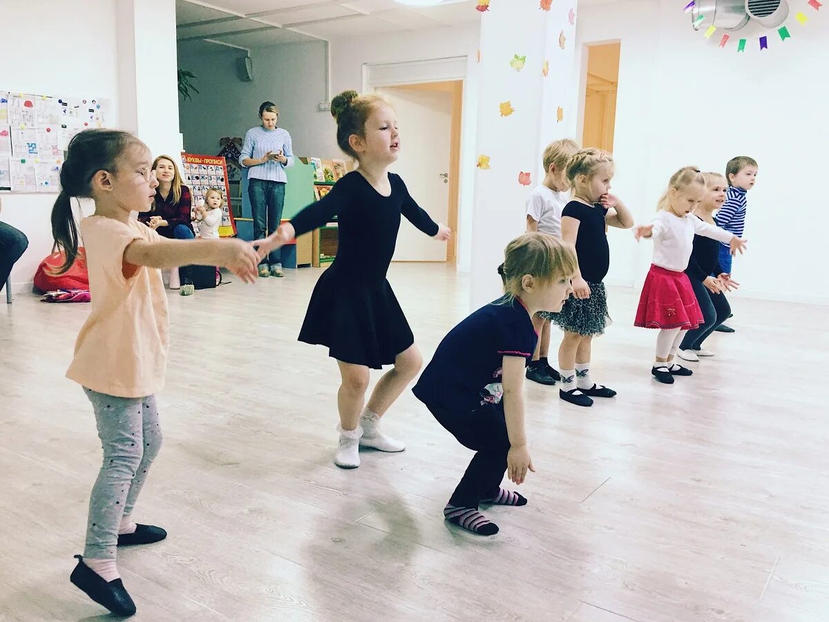 Детская студия бальных танцев. Учат детей танцам. Танец обучалка для детей. Научить детей танцевать.