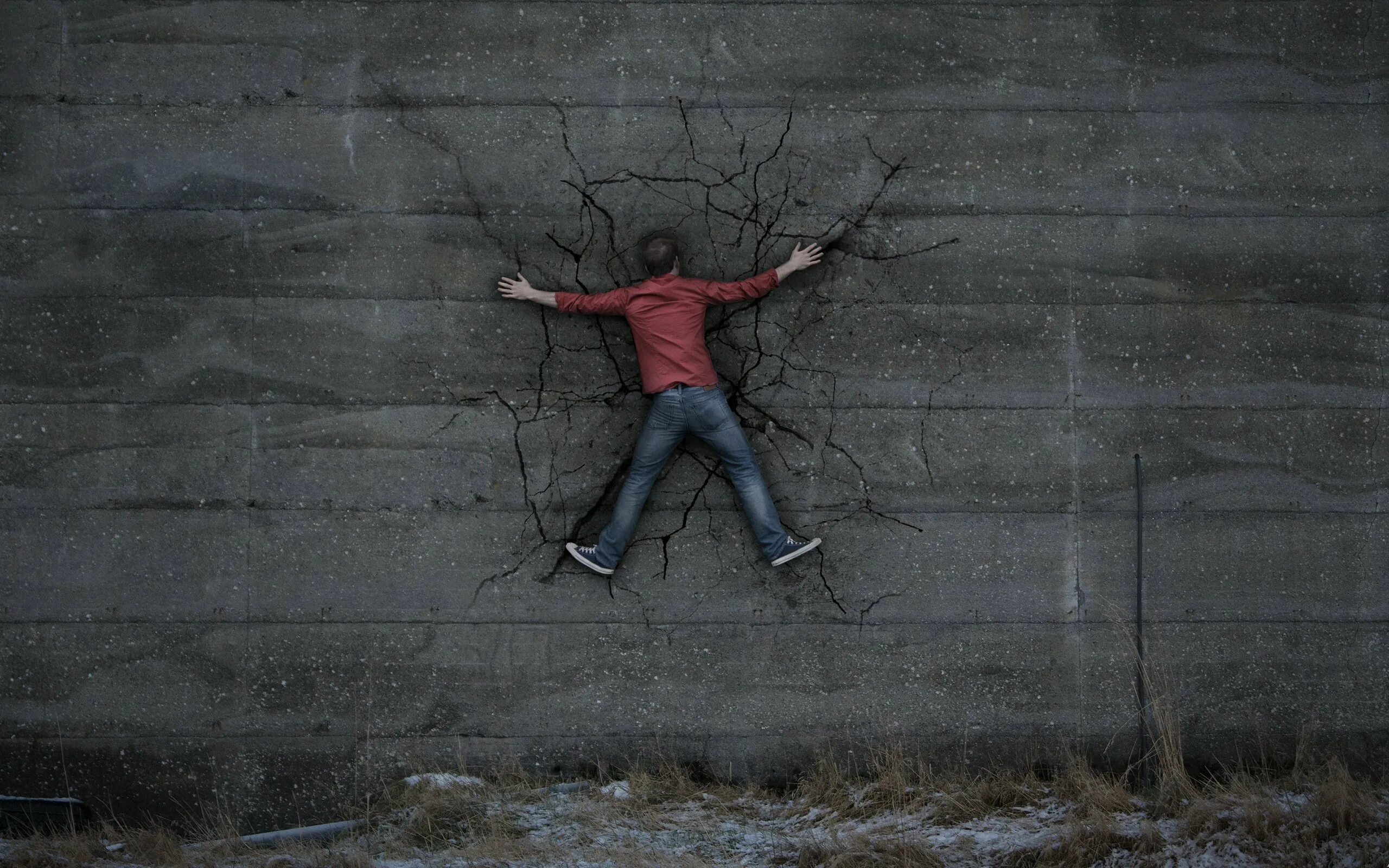 Песня человек сломался. Человек у стены. Человек на фоне стены. Ползет по стене.