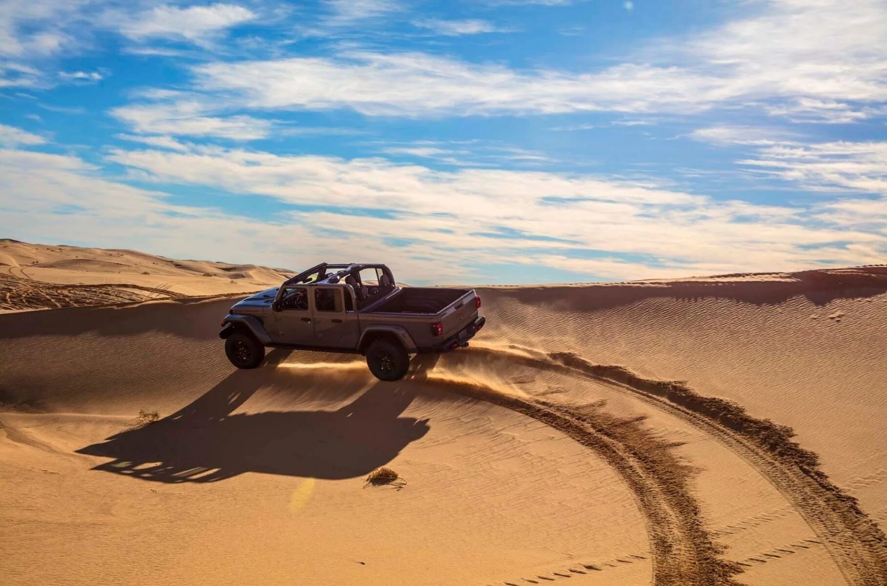 песочная дорога. Jeep gladiator 2019. фольксваген битл 2020. Ferrari ff аризона. 2021 jeep gladiator mojave.