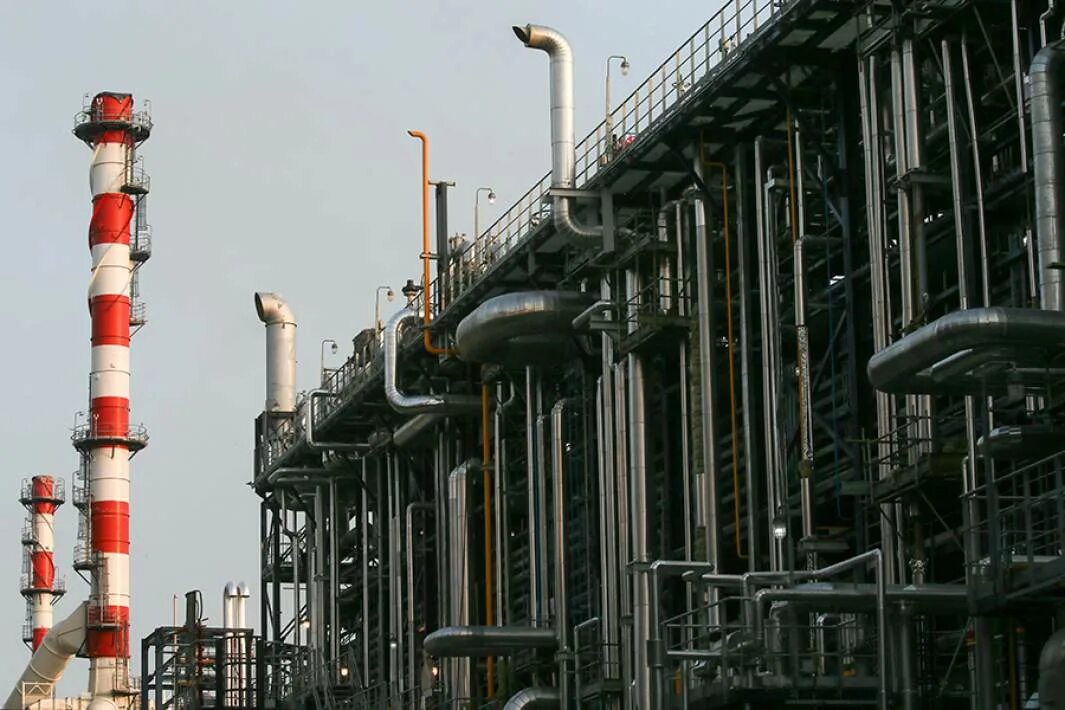 Фото с книги орскнефтеоргсинтез. Ачинский нефтеперерабатывающий завод. Лукойл узбекистан кандымский газоперерабатывающий комплекс. Завод остановился. Остановки нпз.