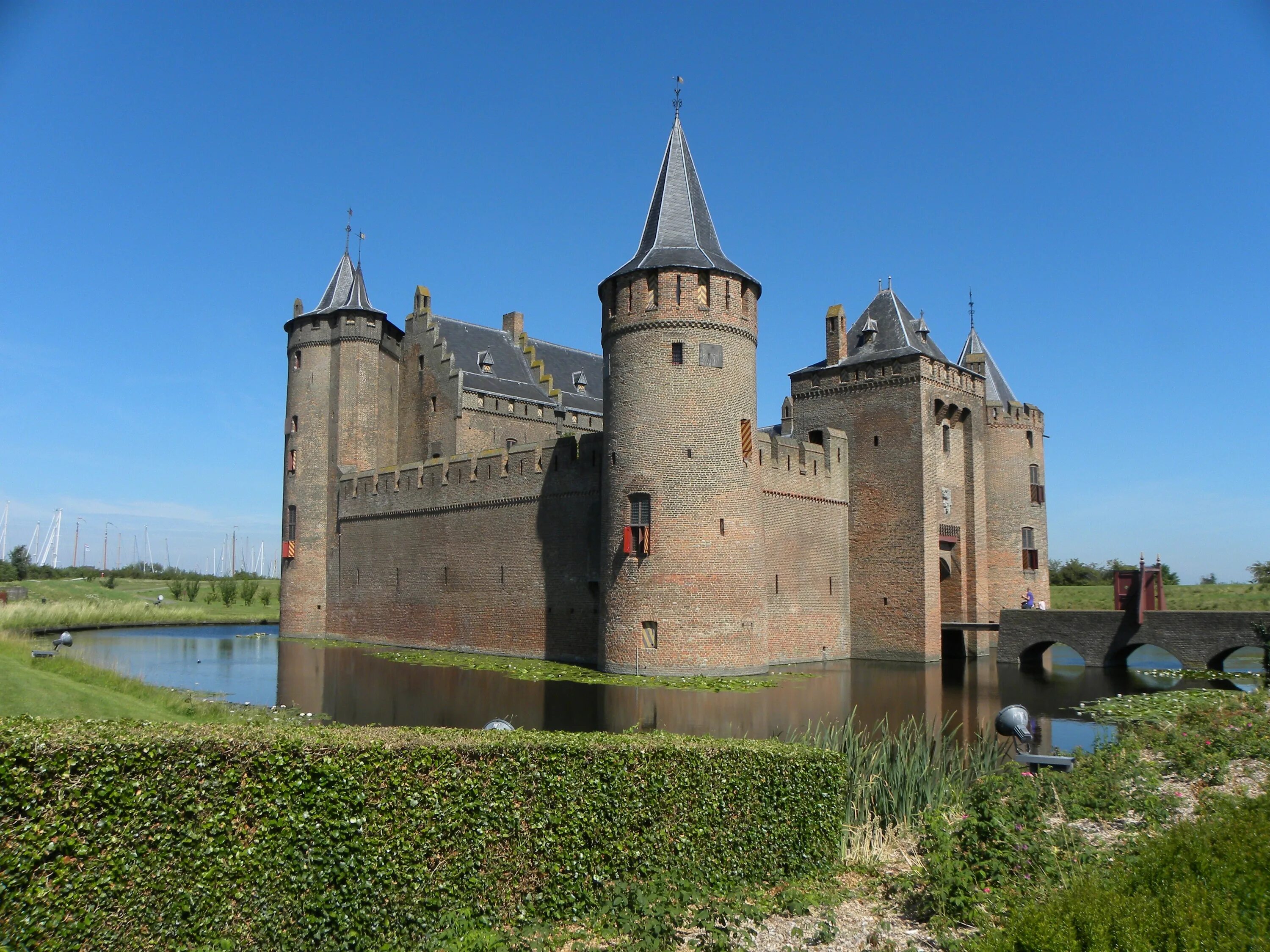 Известный средневековый замок. Замок мёйдерслот. Де Хаар замок башня. Мейдерслот замок Голландия. Голландия. Мюйден. Замок Мюйдерслот.