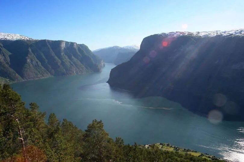 Какая страна имеет природную достопримечательность фьорды. Согнефьорд Норвегия. Согнефьорд Норвегия фото. Норвегия Долина Гудванген. Самый большой Фьорд.
