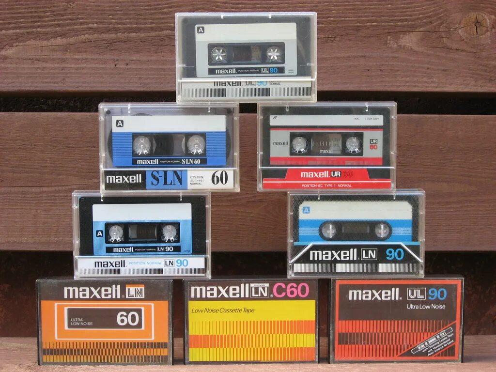 Кассета 80. Компакт кассета Maxell. Магнитофонная кассета Maxell. Компакт кассета 80х. Кассета Maxell ul 60.