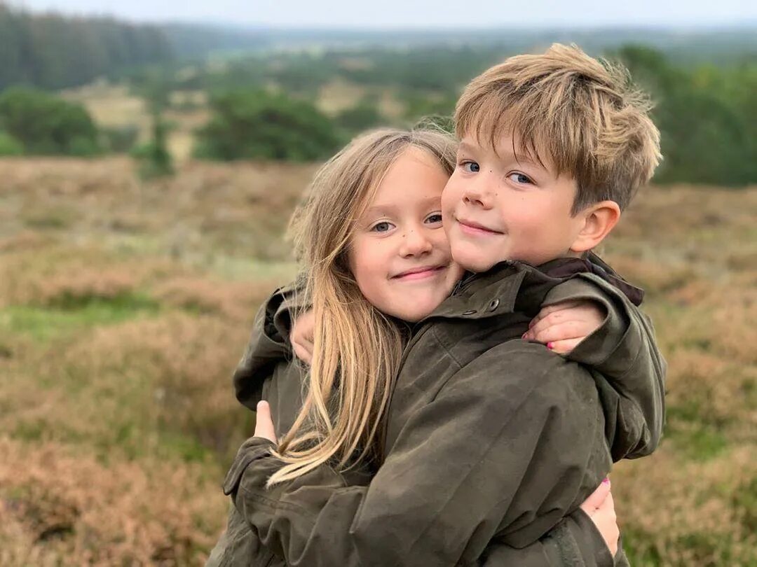 Близнецы 12. Артём пенчук и роман пенчук. Вильям франклин миллер. Девочки близняшки в школе. Самые красивые близняшки.