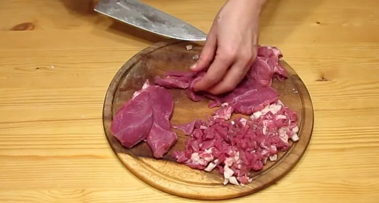 Манты что добавить в фарш. Мясо для мантов. рубленное мясо для мантов. фарш для мантов. порубить мясо для мантов.