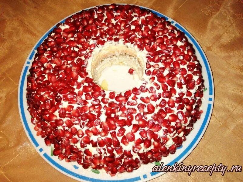 Салат с гранатом и копченой курицей. Гранатовый браслет салат. Персик гранатовый браслет. Салат гранатовый браслет ингредиенты. Садат " гранатовый браслет.