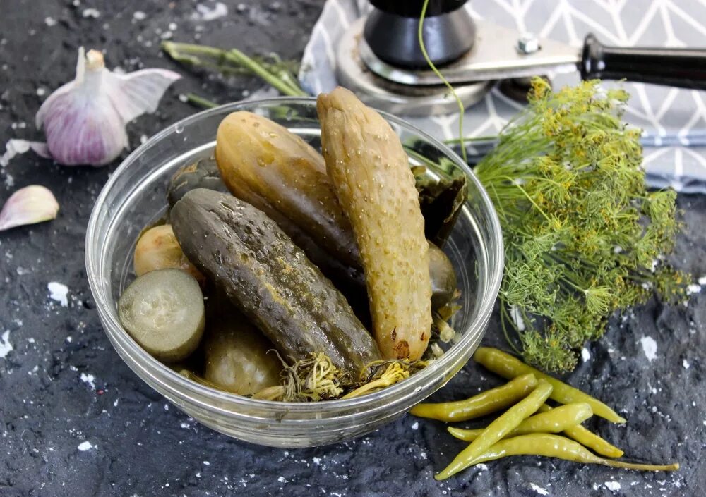 Рецепт соленых огурцов на зиму как бочковые. Бочковые огурцы. бочковые хрустящие огурчики. огурцы соленые бочковые. соленый огурец бочковой.
