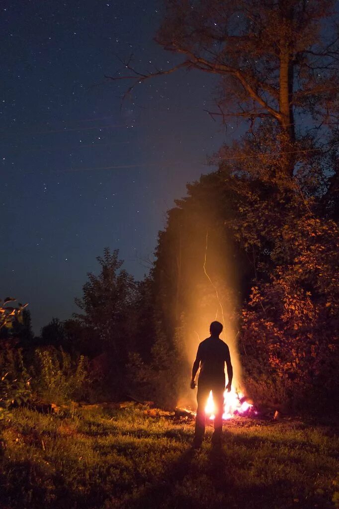 В тот вечер возле нашего огня. Люди у костра. Человек на природе ночью. Костёр в лесу ночью. Костер на природе ночью.