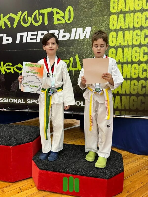 Юная 7. Тхэквондо москва. На диком острове элизабет мид-смит. Дедушка и внучка элизабет мид смит. Показ мод в муроме.