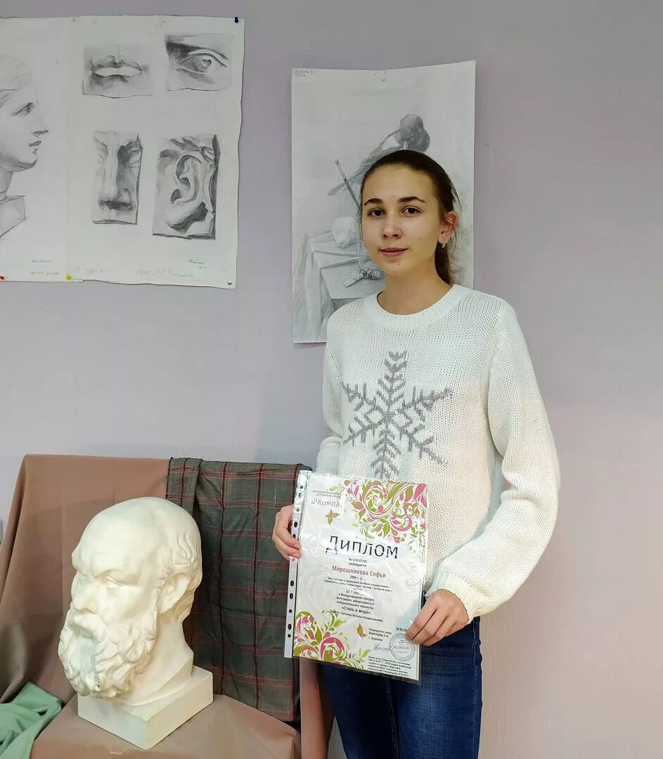 Институт искусств красноярск зал. Бычинский художник красноярск. Московская средняя художественная школа. Искусство приднестровья. Академия искусств конкурс.