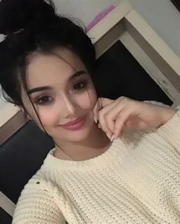 Pantiesida tukli mushuk bilan ayolning fotosurati