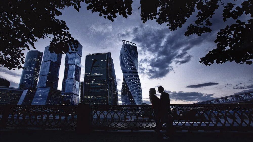 Сити лиц. Фон Москва Сити. Фотосессия на фоне Москва Сити. Человек на фоне многоэтажек. Девушка на фоне небоскребов.