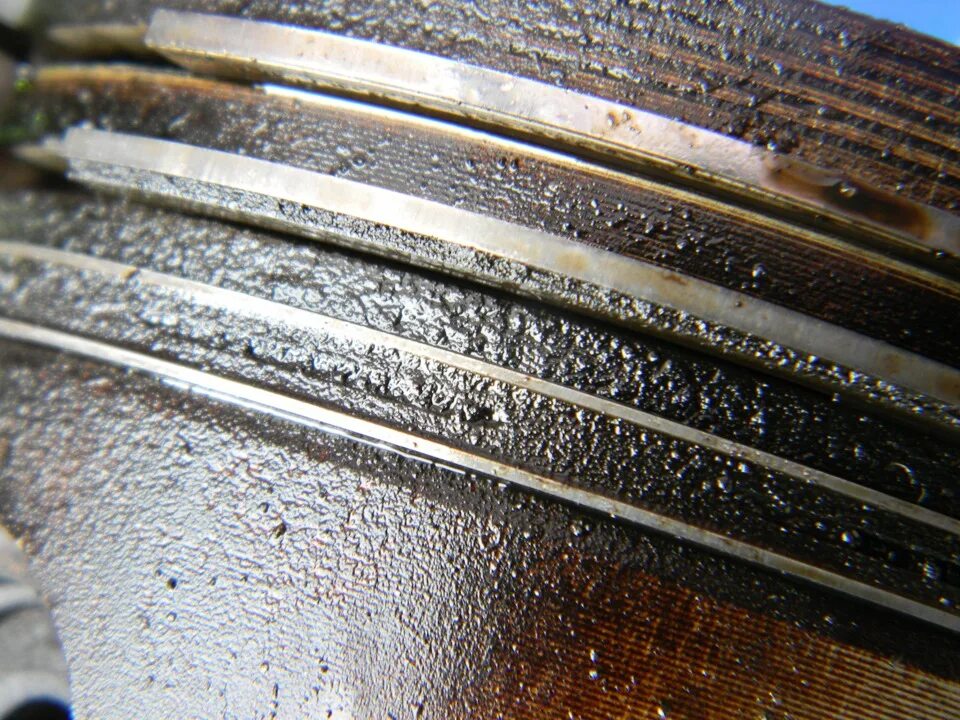 Маслосъемные кольца x18xe. Маслосъемные кольца приора закоксовалось. Изношенные кольца поршневые премаси. Поршневые кольца kirowez k-701. Износ колец.