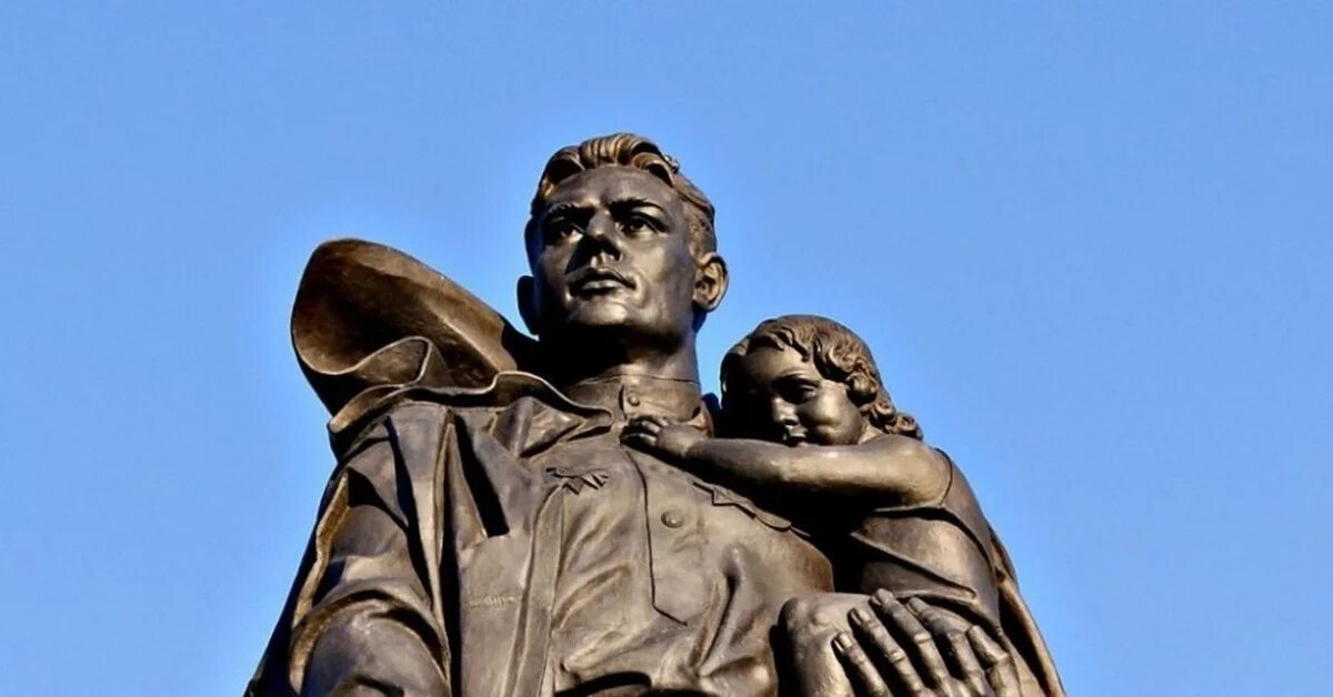 Памятник солдату с девочкой спасенной на руках. Памятник солдату в трептов парке в берлине. воин освободитель в берлине. скульптура воина освободителя в трептов парке.