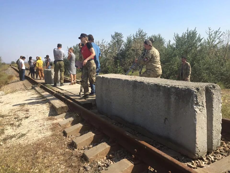 Блокирование ЖД путей. Бетонный блок на дороге. Перекрытая Железнодорожная ветка в Крым. Перекрытие ЖД путей.