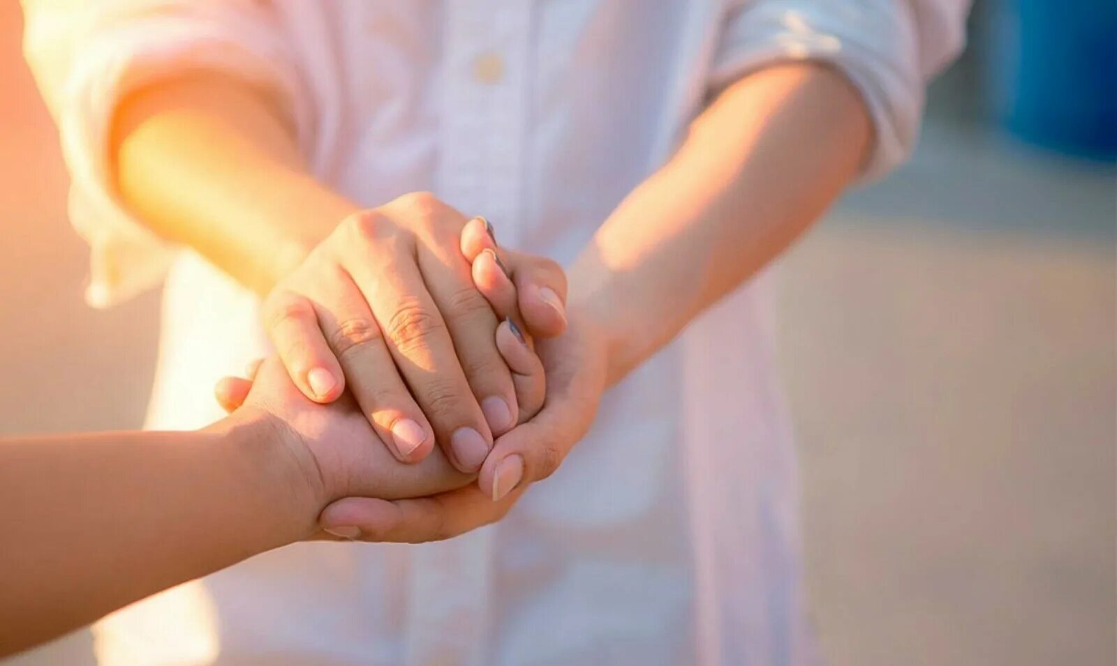 Помощь детям одним словом. Слова для поддержки человека. Протяните руку помощи. Линия доверия для подростков. Слово написанное ребенком с дцп.