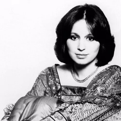 Tina angelll. Tina angelll. Tina setkic гитаристка. Tina arena. Tina angelll.