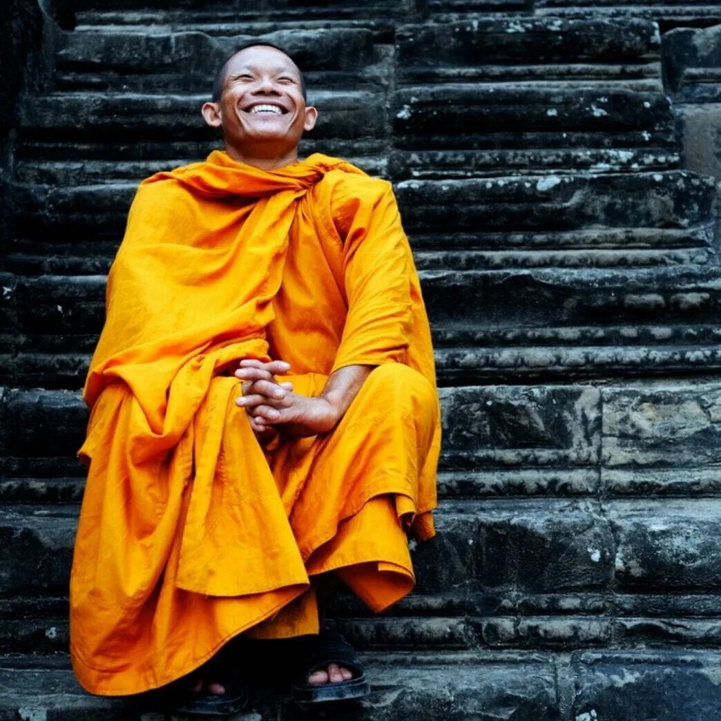Буддистский монах Тибет. Монах Будда Камбоджа. Монах медитирует. Буддизм монахи.