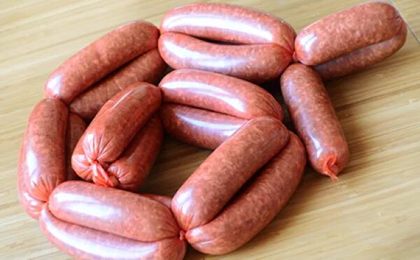 Как варить сардельки в оболочке. Красиво отварить сосиски. Сосиски без оболочки. Сосиски без пленки сваренные. Варятся сардельки.