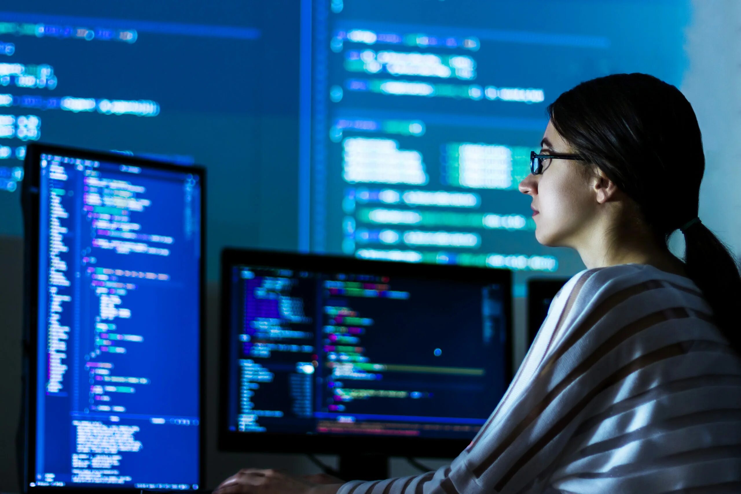 Программисты, специалисты it-технологий. Системный администратор. Профессия программист. Программист. Информационные технологии и программирование.