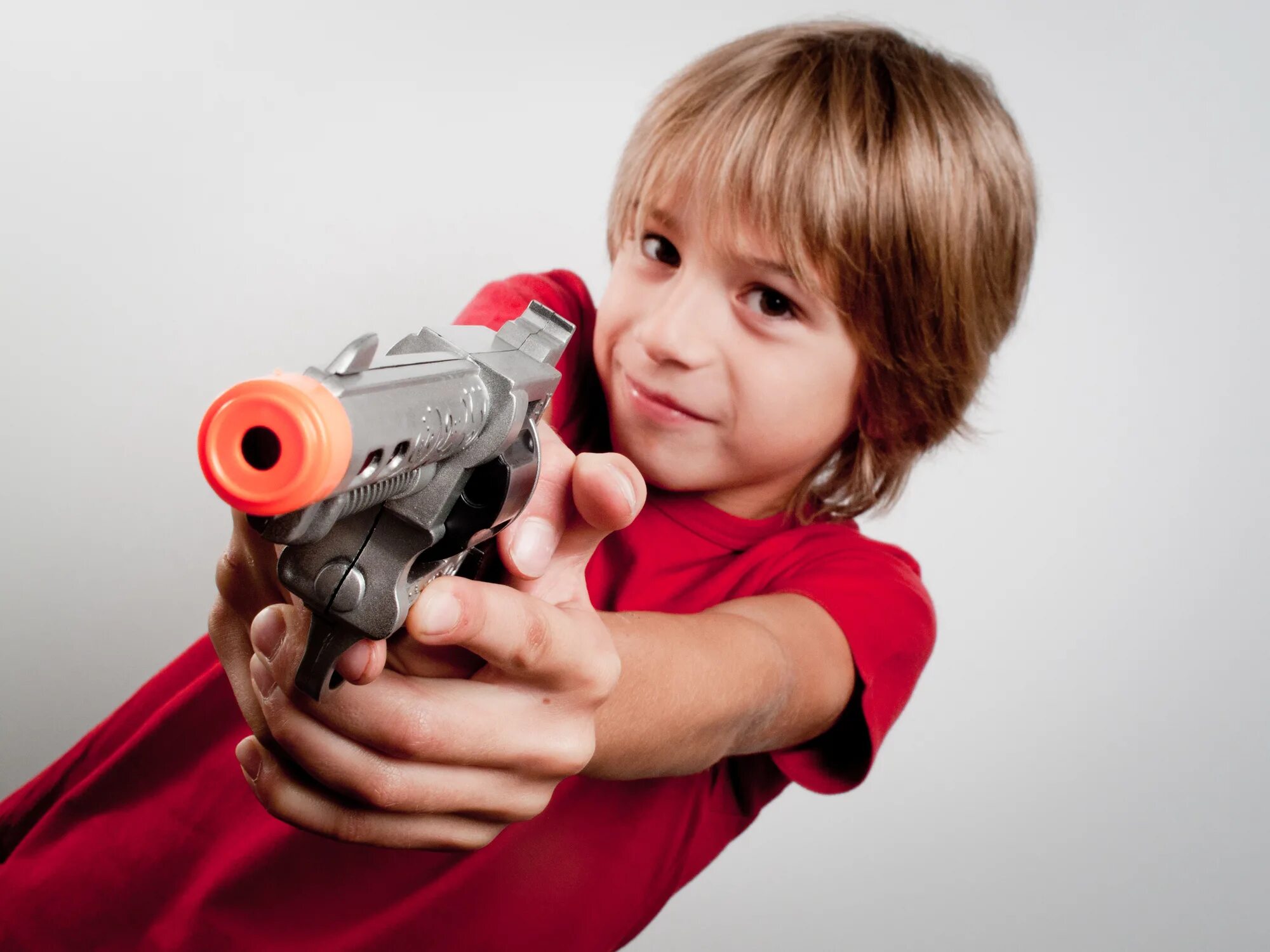 Baby gun. Мальчик с игрушечным пистолетом. Игрушечное оружие для детей. Детские пистолеты. Игрушечное оружие для мальчиков.